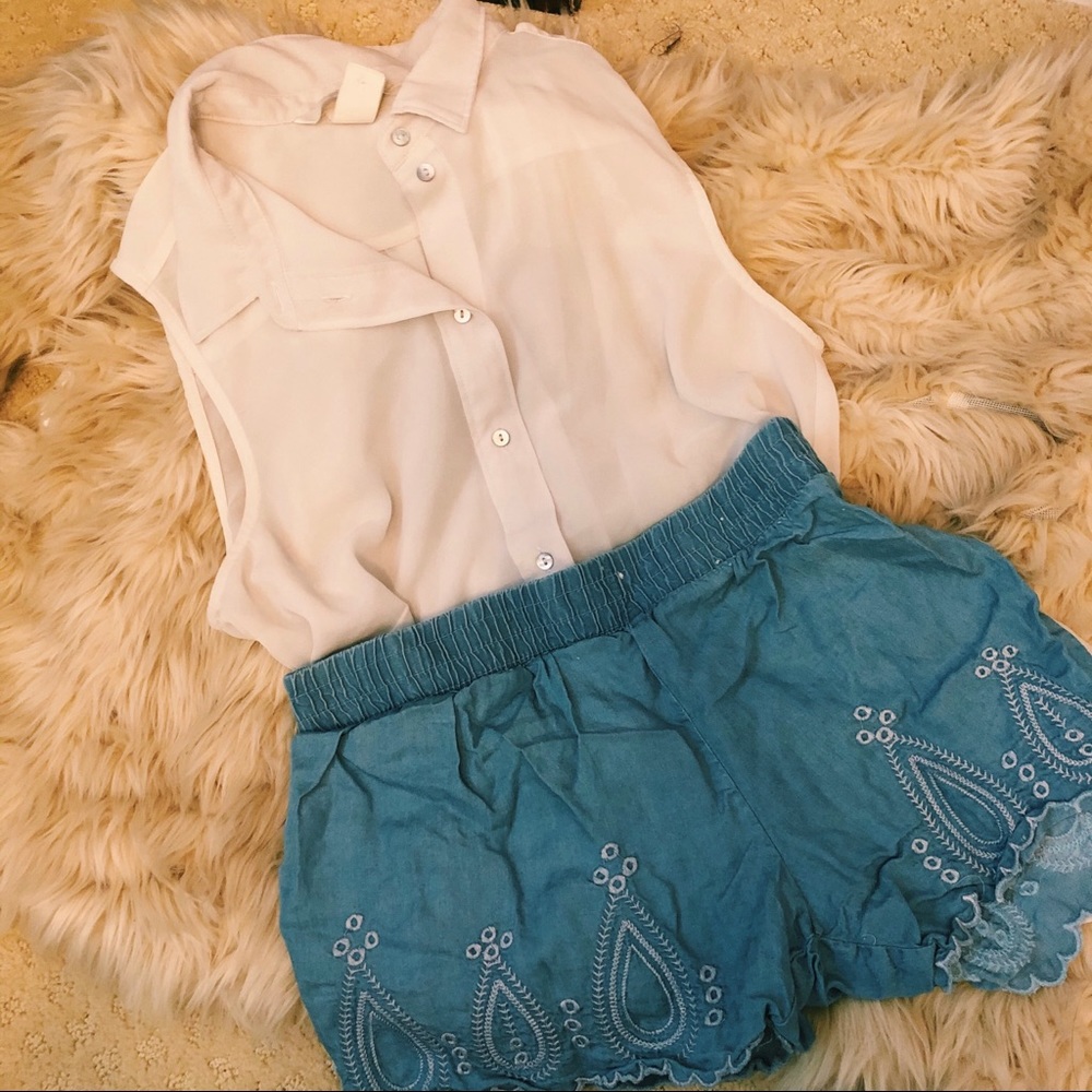 3/$25 White Button Up Sleeveless Blouse